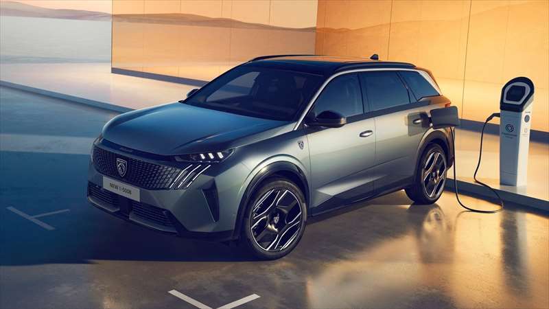 Nový Peugeot 5008 si rodiny zamilují. Tříválec má nespornou výhodu, bude sedm míst i pohon 4x4